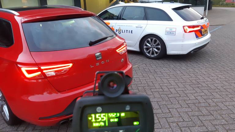 De automobilisten werden betrapt tijdens een snelheidscontrole op de Midden-Brabantweg (foto: Team Verkeer Zeeland-West-Brabant).