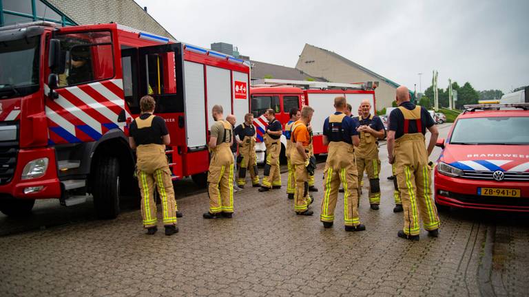 Tientallen brandweerlieden vertrekken naar Limburg om te helpen (foto: Walter van Bussel/SQ Vision)