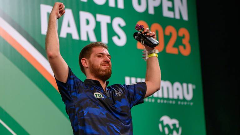 Blijdschap bij Berry van Peer na het winnen van het Dutch open darts (foto: Stefan Roelfsema).