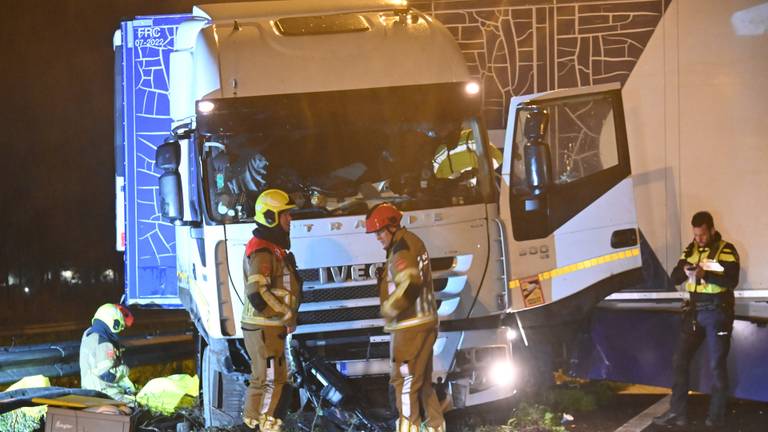Vrachtwagen schaart op de A16 en schiet door de vangrail