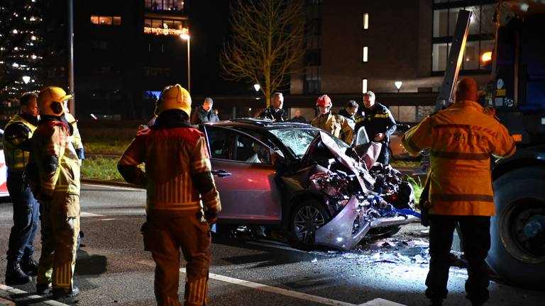 De auto van de vrouw (81) botste op een strooiwagen. (Foto: Perry Roovers/SQ Vision Mediaprodukties)