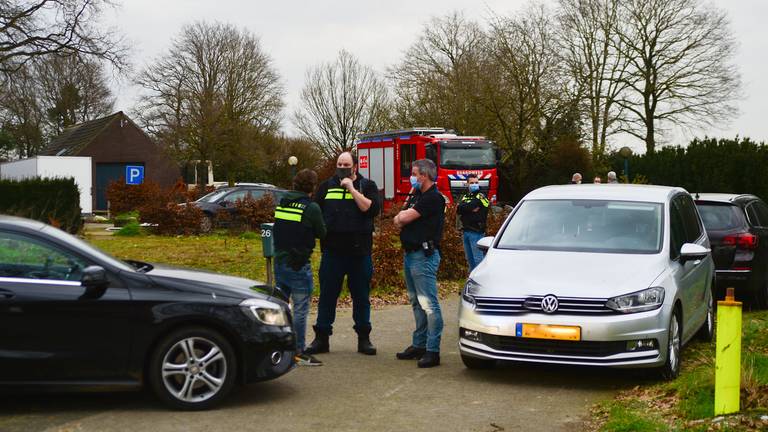 Politie bij het drugslab (foto: Walter van Bussel/SQ Vision).