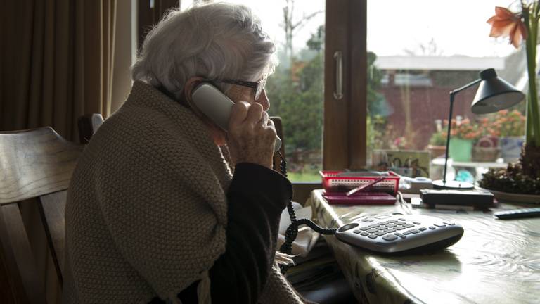 Vrouw van over de 100 in de val gelokt door oplichtster van 21