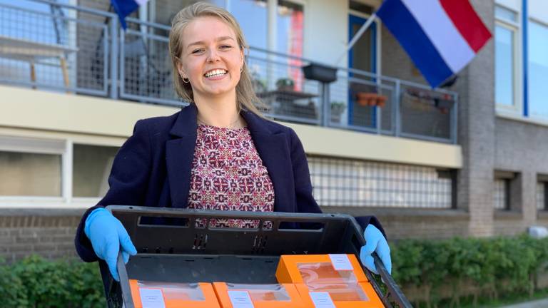 Studente Lisanne van Ree bezorgt oranje tompoucen bij ouderen in Tilburg. (foto: Eva de Schipper)