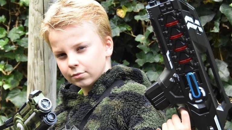 De 10-jarige ondernemer Mats Donkers verhuurt laserguns.
