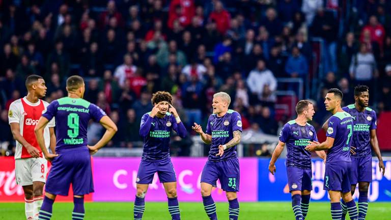 PSV-spelers coachen elkaar in de Arena (foto: ANP).