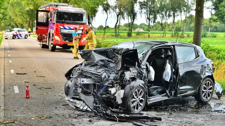 Man (45) overlijdt na botsing tegen boom, bijrijder (35) zwaargewond