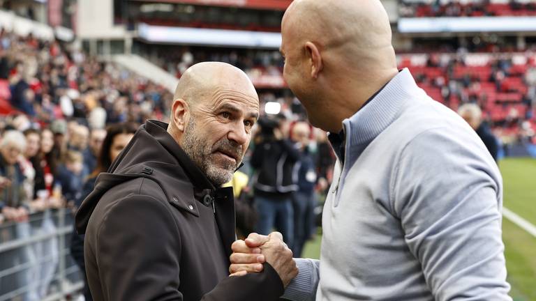 Peter Bosz schudt de hand van Feyenoord-trainer Arne slot (foto: ANP/Maurice van Steen). 