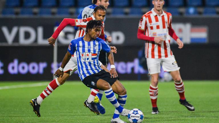 Jacky Donkor (FC Eindhoven) schermt de bal af voor Trevor David (TOP Oss) - Foto: Orange Pictures