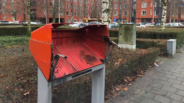 Een opgeblazen brievenbus op de Mozartlaan in Heesch.