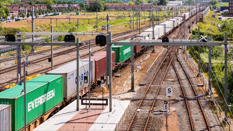 Goederentrein geladen met containers passeert station Breda Centraal (foto: ANP).