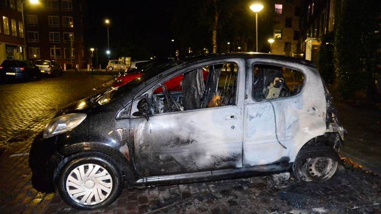 Een van de vier beschadigde auto's in de wijk Heuvel (foto: Perry Roovers/SQ Vision).