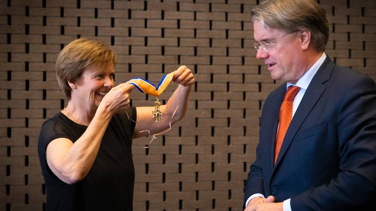 De onderscheiding werd omgehangen door Caroline Evers, echtgenote van Wim van de Donk (foto: Eric Verburgt).