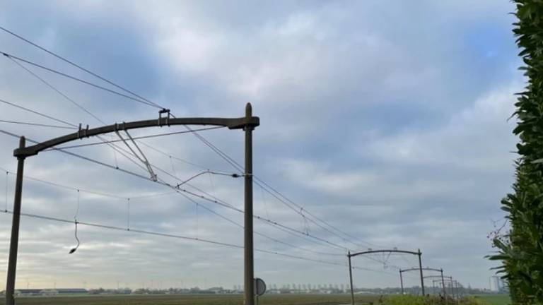 De problemen op het spoor worden veroorzaakt door een breuk in de bovenleiding (foto: ProRail).