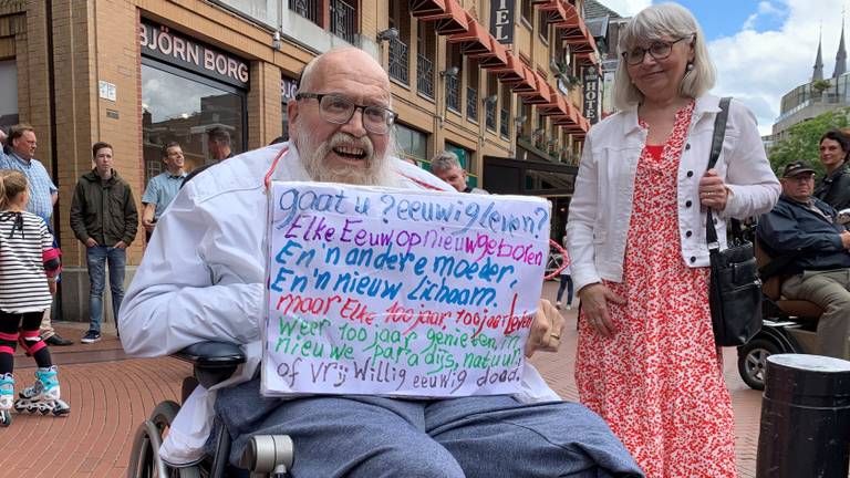 Arnol Kox tijdens zijn laatste rondje door Eindhoven met zijn vrouw Gerry. (archieffoto)