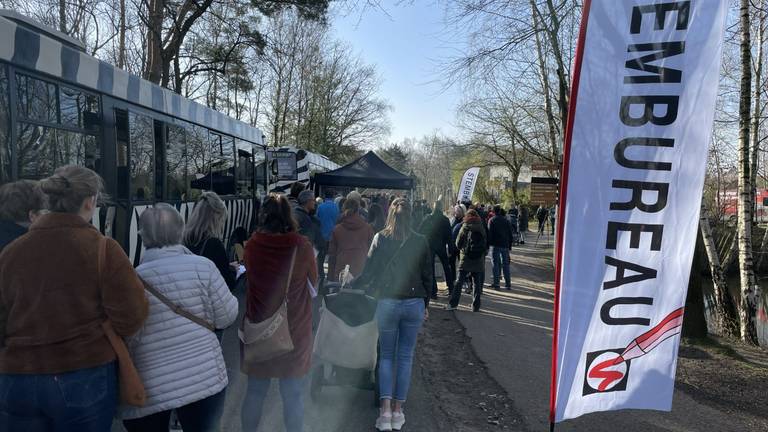 Drukte bij het 'stembureau' in safaripark Beekse Bergen in Hilvarenbeek (foto: René van Hoof).