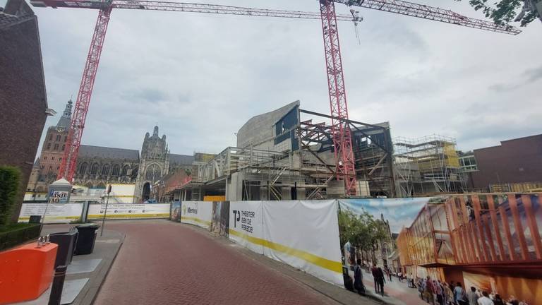 Het nieuwe Theater aan de Parade staat al in de steigers (foto: Maarten Nelissen).