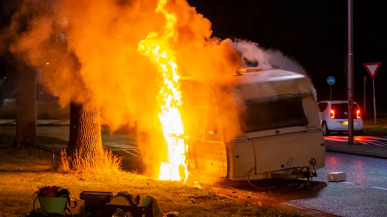 Caravan van jong gezin vliegt vlak voor thuiskomst in brand: 'Nachtmerrie'