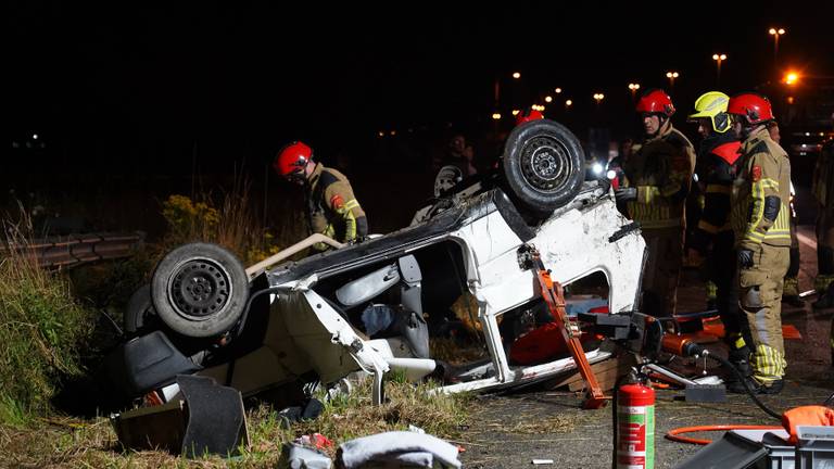 De auto raakte na de aanrijding van achteren de vangrail en sloeg om (foto: Jeroen Stuve/SQ Vision).