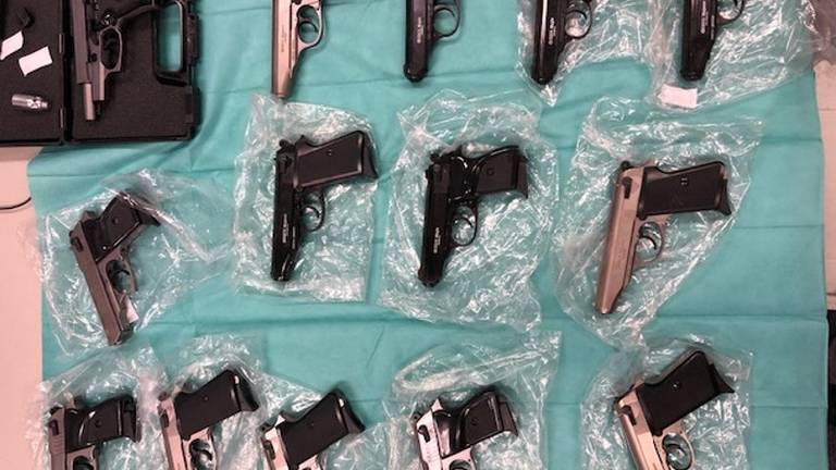 De politie vond deze wapens in een huis in Oss. (Foto: Politie)
