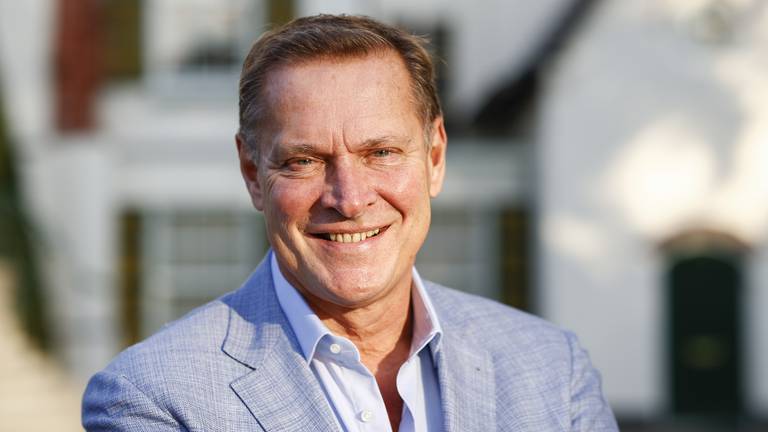 Portret van Albert Verlinde bij het raadhuis van Vught (foto: ANP/Vincent Jannink). 