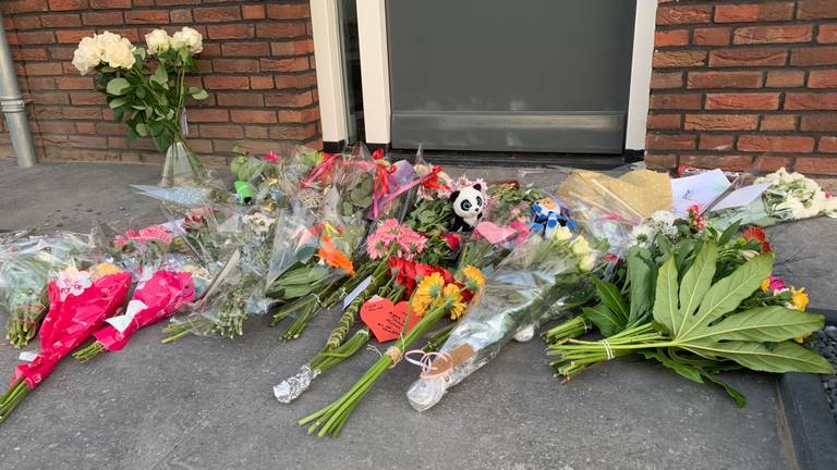 Bij de voordeur van het huis worden steeds meer bloemen en knuffels gelegd. (foto: Eva de Schipper)