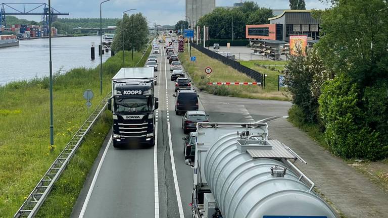 Drukte op N279 bij Veghel (foto: Jos Verkuijlen).