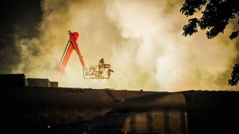 Grote brand in een bedrijfspand in Eindhoven (archieffoto: Sem van Rijssel/SQ Vision).