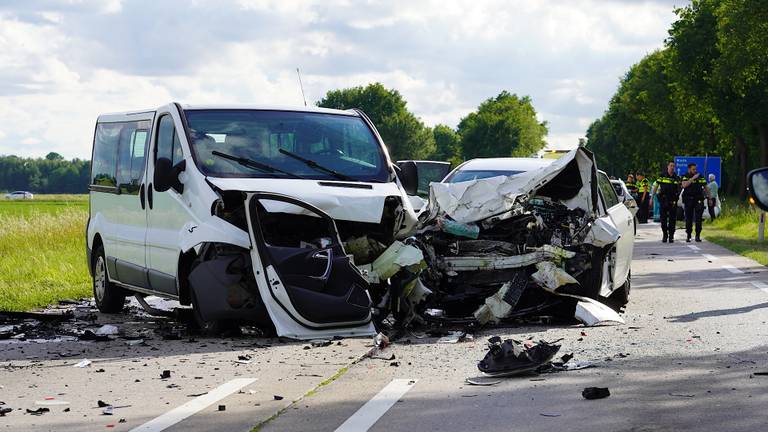 Vier auto's botsen in Den Hout (foto: Jeroen Stuve - SQ Vision).