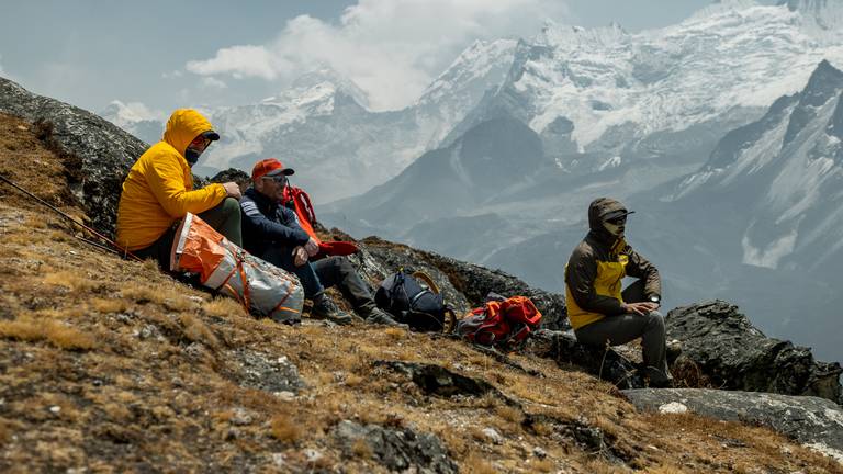 Beristirahat di Gunung Everest (foto pribadi).