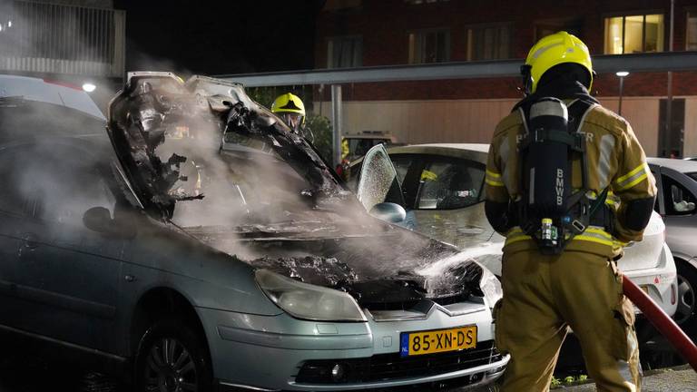 Een auto in Oosterhout vatte vlam en raakte zwaar beschadigd (foto: Jeroen Stuve / SQ Vision)