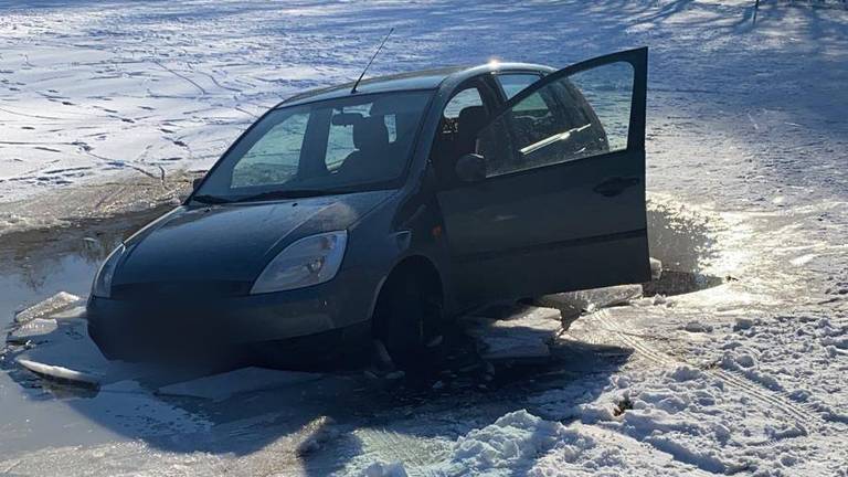 De bestuurder dacht dat hij nog op de parkeerplaats reed (foto: ingestuurd).