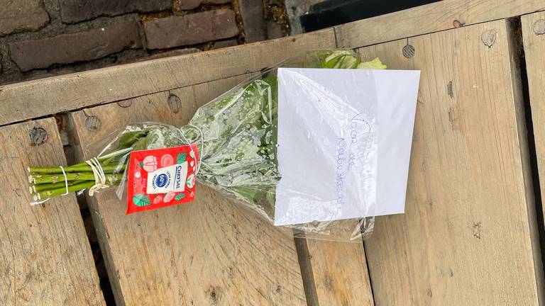 Een bloemetje voor de nabestaanden van de doodgestoken man (foto: René van Hoof).