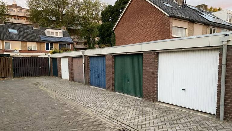 In de blauwe garage werden de explosieven gevonden (foto: Omroep Brabant). 