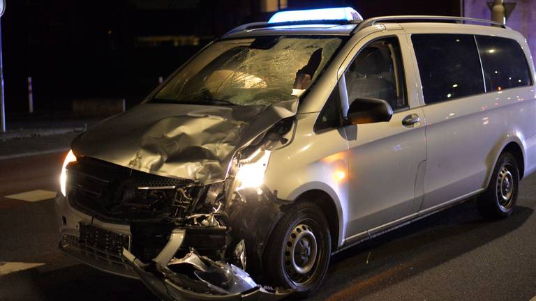 De bestuurder van het taxibusje is aangehouden (foto: Perry Roovers/SQ Vision).