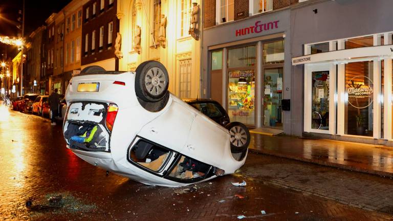 Deze auto moest eraan geloven in Den Bosch (foto: SQ Vision).