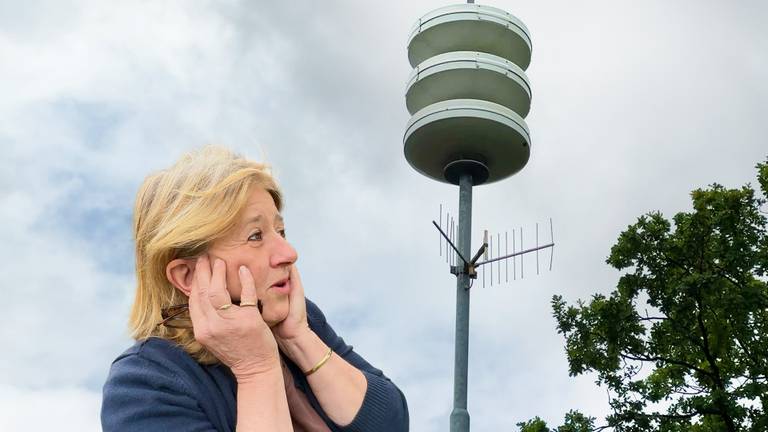 Swaas van Heck schrikt van de herrie die het luchtalarm geeft.