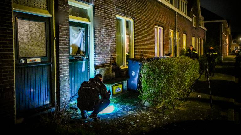 Explosie verwoest voordeur huis, brievenbus belandt in voortuin overburen