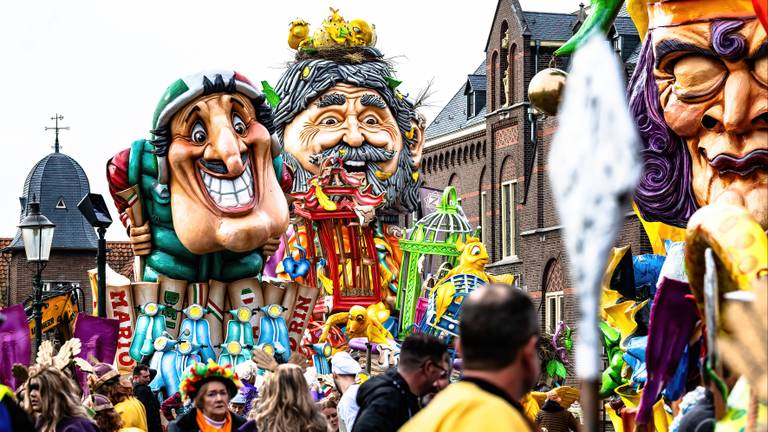 De grote carnavalsoptocht op Den Haaykaant (Raamsdonk)(foto: EYE4images).