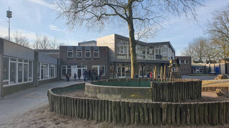 Het bijna lege schoolplein van 't Schrijverke.