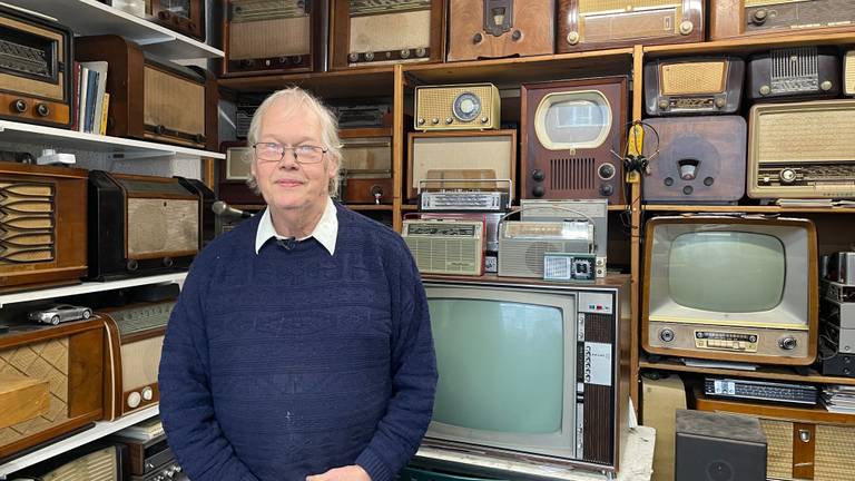 Anton Wintjes in zijn knusse hobbywinkeltje in Oss, waar hij oude radio’s en tv’s repareert (foto: Megan Hanegraaf).