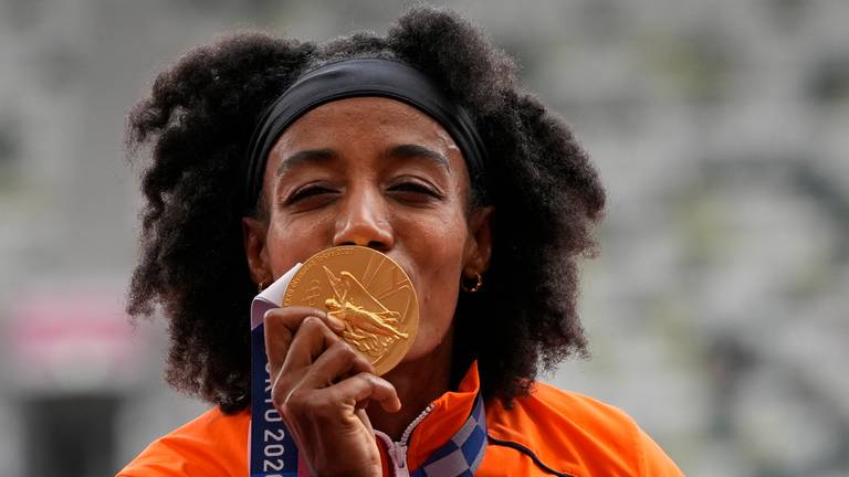 Sifan Hassan met haar memorabele Olympische gouden plak voor de 5000 meter (foto:ANP).