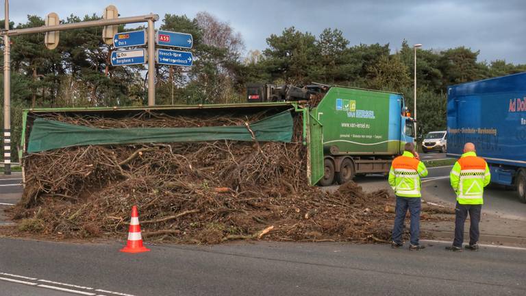 De oplegger kantelde bij het nemen van een bocht (foto: Gabor Heeres/SQ Vision)