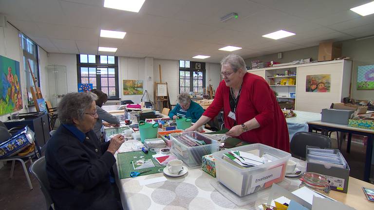 Buurtbewoners maken kaarten in het PieterBrueghelHuis in Veghel. 