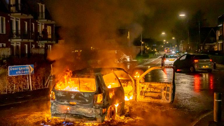 In Veen is opnieuw een auto in brand gestoken (foto: Marcel van Dorst/SQ Vision).