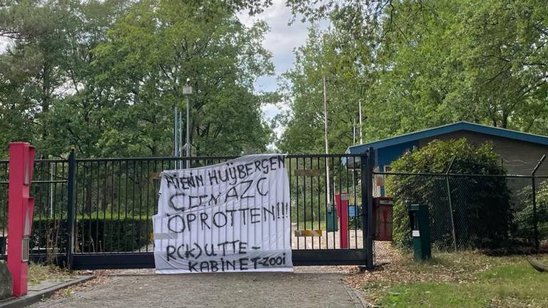 Een spandoek aan de poort van het voormalige defensieterrein. (foto: Erik Peeters)