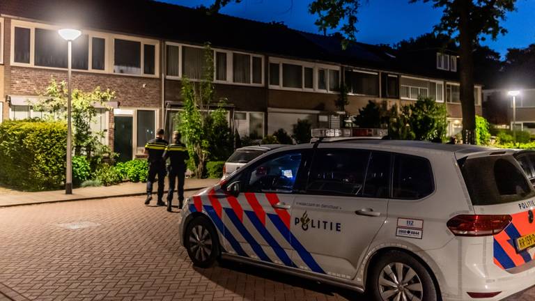 De politie doet onderzoek aan het Roland Holsthof in Tilburg. (Foto: Jack Brekelmans / SQ Vision)