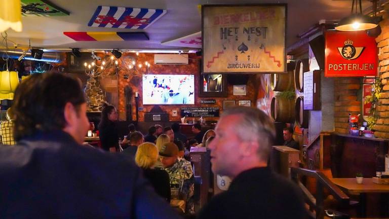 Onder meer in het Belgische Biercafé konden en kunnen klanten naar een groot scherm kijken (foto: Dave Hendriks/SQ Vision Mediaprodukties).