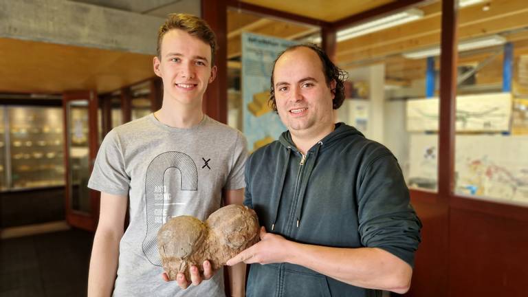 Curators Maarten de Rijke en Jonathan Wallaard met het dino-ei (foto: Noël van Hooft)