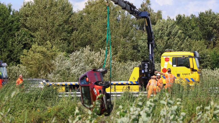 Vrouw overleden nadat ze met haar auto in het kanaal belandde